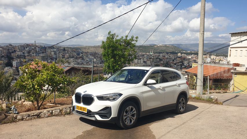 ב מ וו X1