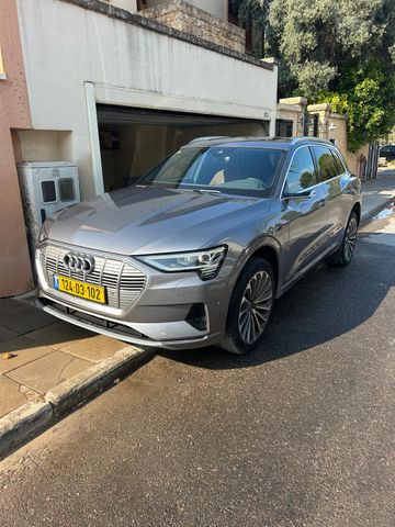 מודעת רכב אאודי E-tron