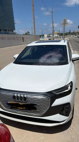 מודעת רכב אאודי Q4 e-tron