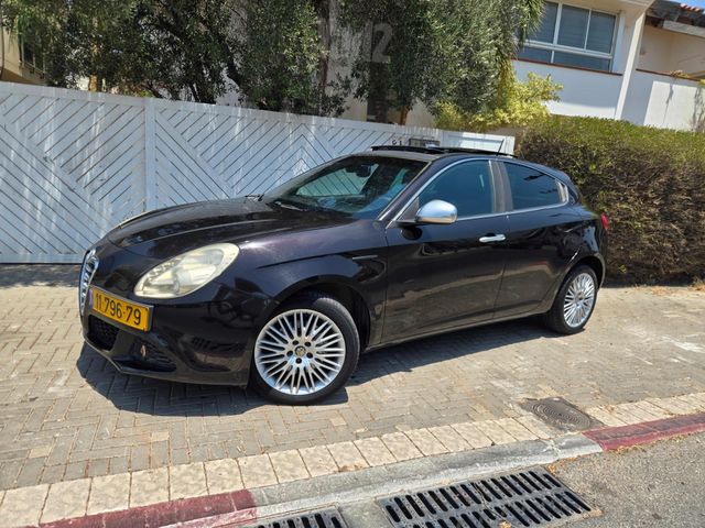 מודעת רכב אלפא רומיאו ג'ולייטה