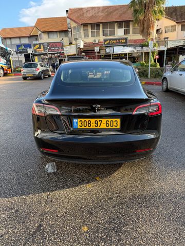 מודעת רכב טסלה מודל 3