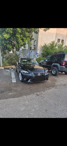 לקסוס IS
