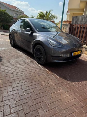 מודעת רכב טסלה מודל Y