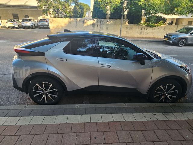 מודעת רכב טויוטה C-HR
