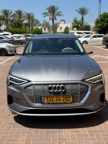 מודעת רכב אאודי E-tron
