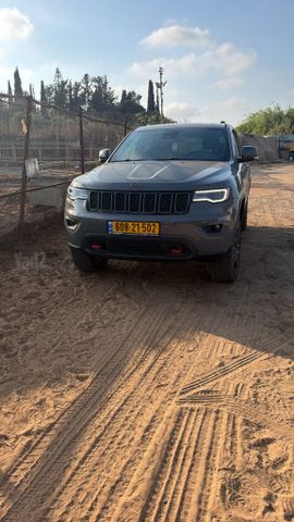 מודעת רכב ג'יפ גרנד צ'ירוקי