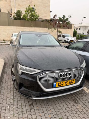 מודעת רכב אאודי E-tron