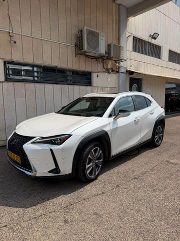 מודעת רכב לקסוס UX 2