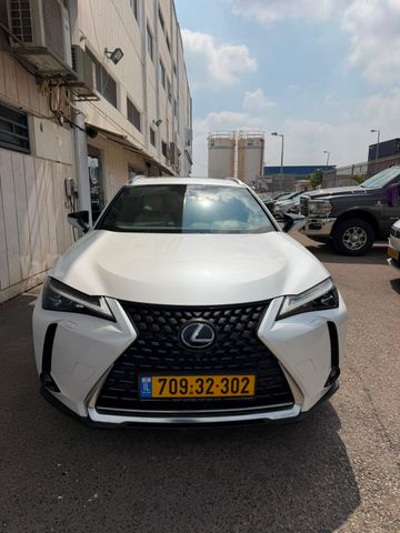מודעת רכב לקסוס UX