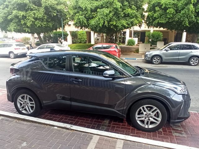 מודעת רכב טויוטה C-HR