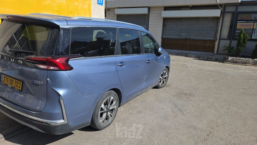 איוניק 5 Luxury חשמלי אוט׳ מיניוואן / MPV 6 מק (174 כ״ס)