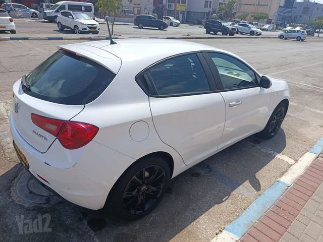 מודעת רכב אלפא רומיאו ג'ולייטה