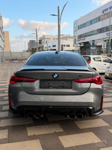 ב מ וו M4