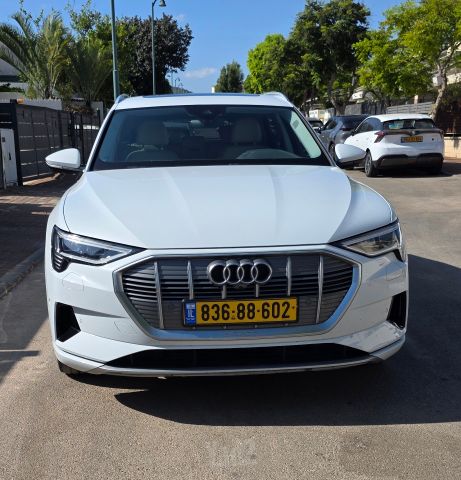מודעת רכב אאודי E-tron