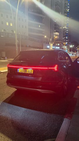 מודעת רכב אאודי E-tron