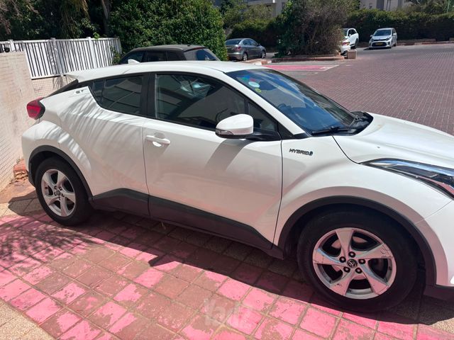 מודעת רכב טויוטה C-HR