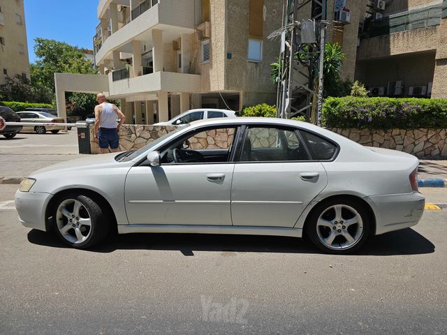 סובארו B4/לגאסי