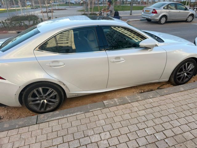 IS Premium 300h היברידי אוט׳ 2.5 (181 כ״ס) [2016-2021]