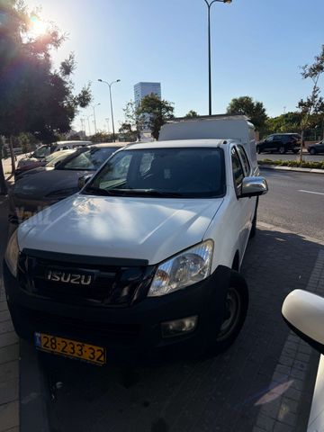 איסוזו די-מקס