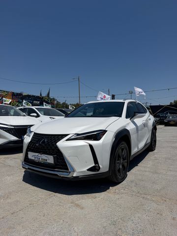 מודעת רכב לקסוס UX