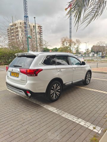 מיצובישי אאוטלנדר