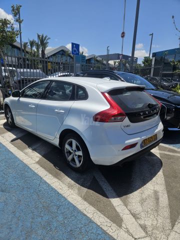 וולוו V40