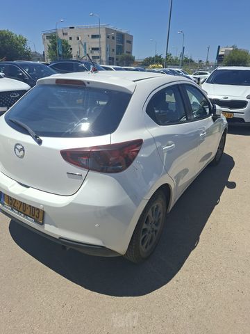 מודעת רכב מאזדה 2