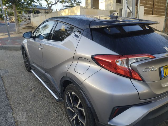מודעת רכב טויוטה C-HR