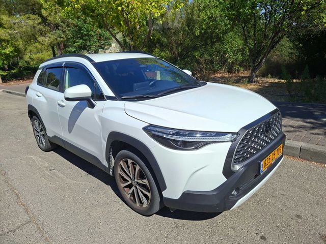 קורולה קרוס Dynamic היברידי אוט׳ 1.8 (97 כ״ס)