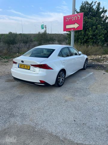 לקסוס IS