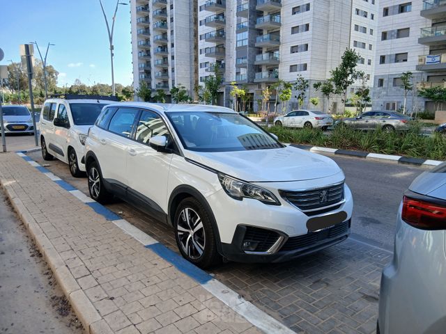 פיג'ו 5008