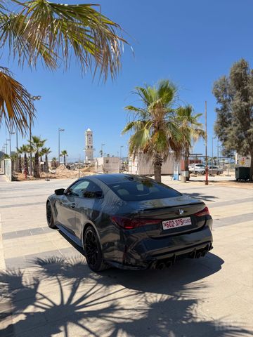 ב מ וו M4