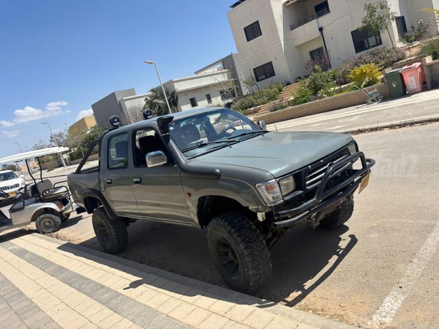 היילקס ידני 2.4 (97 כ״ס)