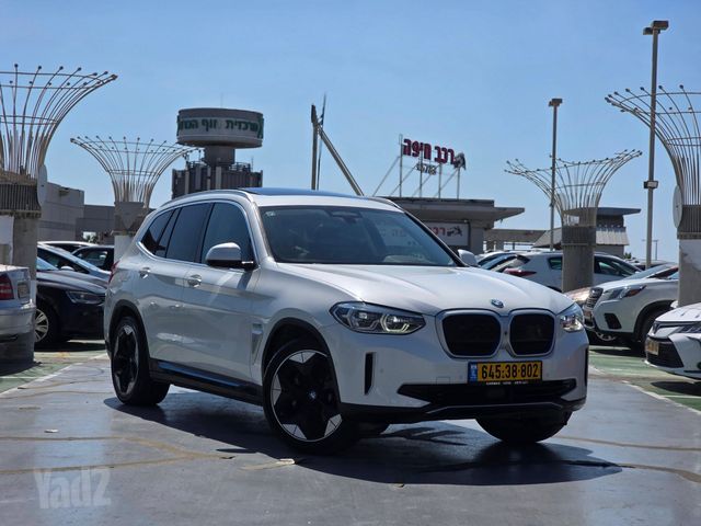 ב מ וו iX3