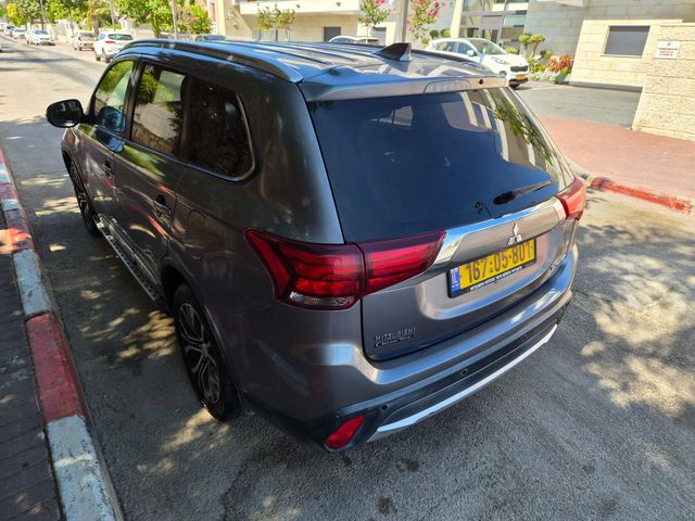 מיצובישי אאוטלנדר