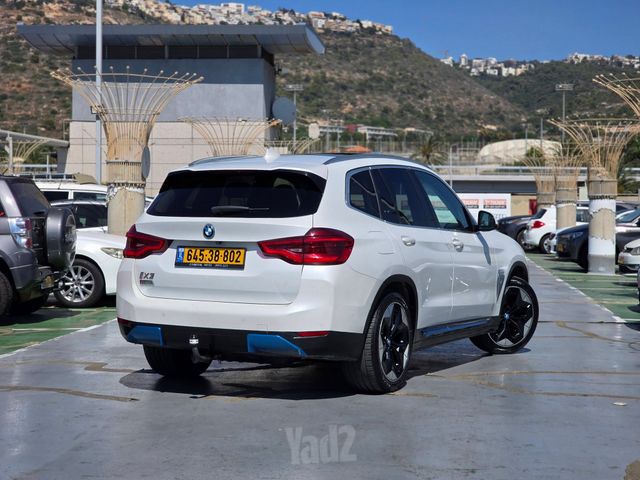 ב מ וו iX3