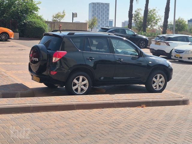 טויוטה RAV4