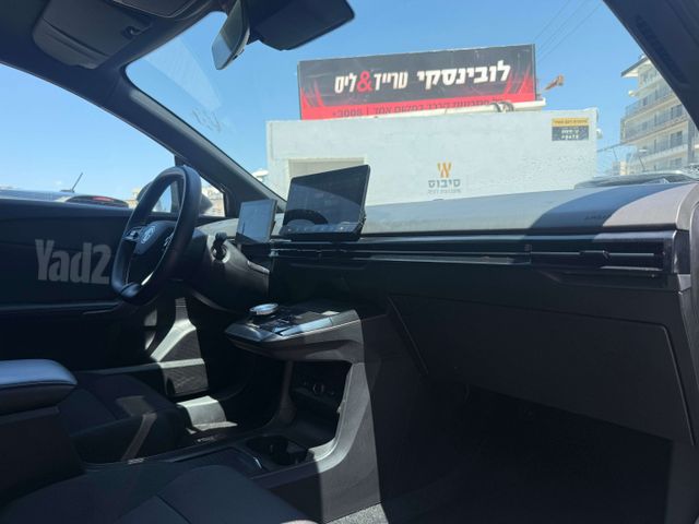 אם ג'י MG4