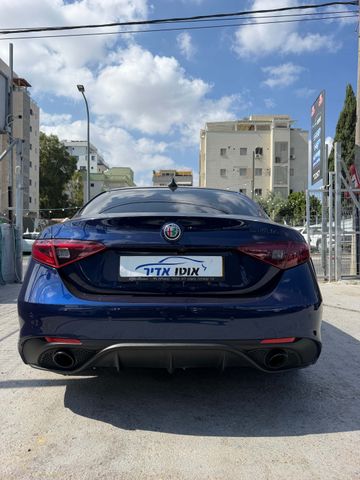 אלפא רומיאו ג'וליה