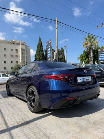 אלפא רומיאו ג'וליה