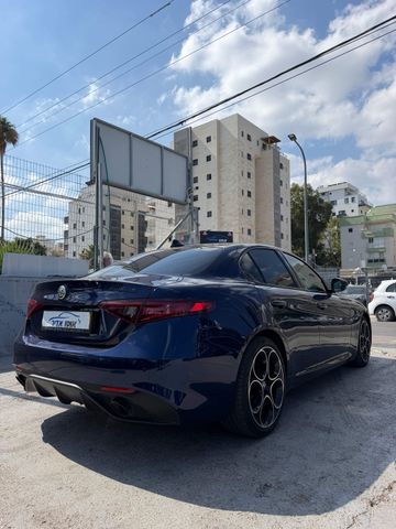 אלפא רומיאו ג'וליה