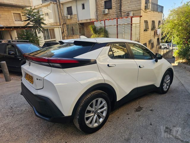 מודעת רכב טויוטה C-HR