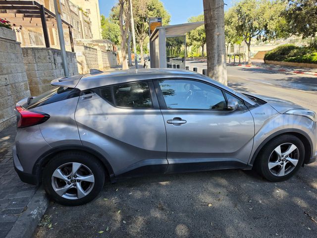 מודעת רכב טויוטה C-HR