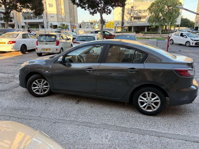 מודעת רכב מאזדה 3