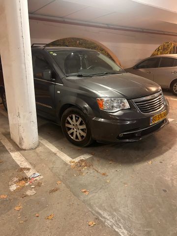 מודעת רכב קרייזלר גראנד וויאג'ר