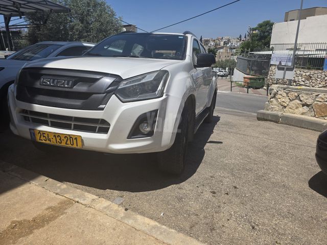 איסוזו די-מקס