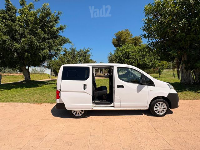 ניסאן NV200