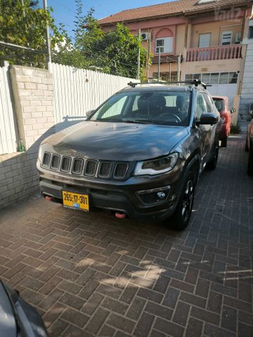 מודעת רכב ג'יפ קומפאס
