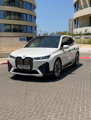 ב מ וו iX