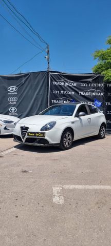 מודעת רכב אלפא רומיאו ג'ולייטה